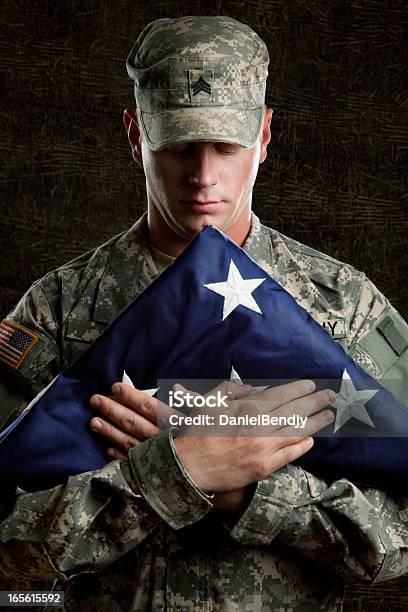 American Soldier Serie Joven Sargento Contra Fondo Oscuro Foto de stock y más banco de imágenes de Adulto