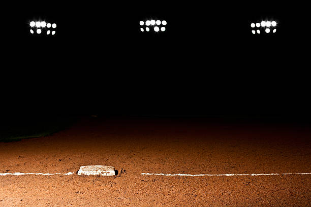 terrain de baseball de nuit - baseball base baseball diamond field photos et images de collection