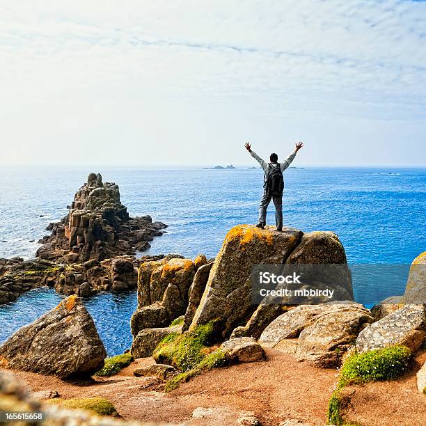 Sapatos Feliz Em Lands End Cornualha - Fotografias de stock e mais imagens de Em cima de - Em cima de, Encosta, Mão Levantada