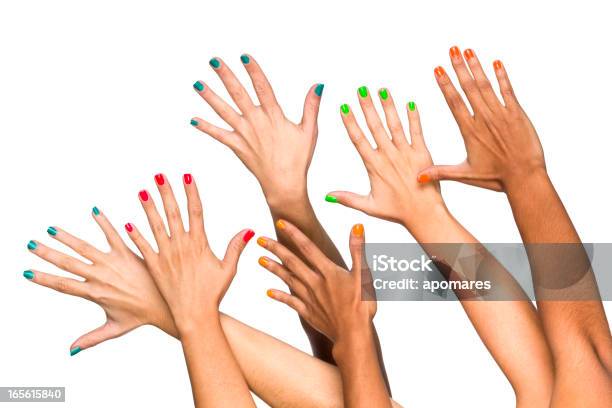 Gruppo Di Rialzato Multiethnics Femmina Mani Con Manicure Colorate - Fotografie stock e altre immagini di Unghia