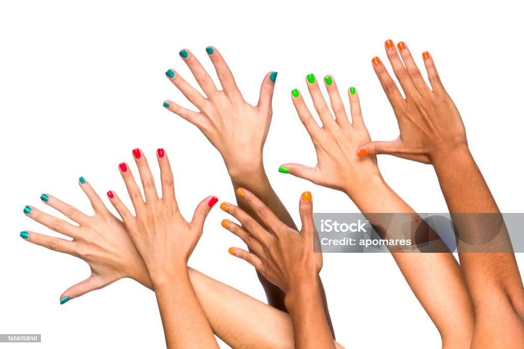 Grupo de levantadas multiethnics mãos femininas com manicure de cor - Foto de stock de Unha royalty-free