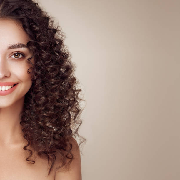 beautiful smiling woman with afro curls - frizzy human hair fashion model african ethnicity imagens e fotografias de stock