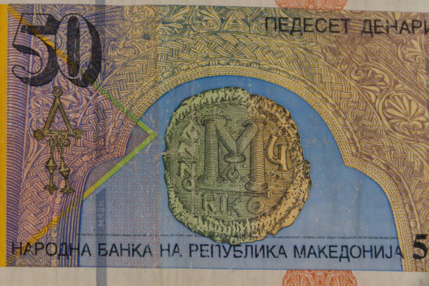 makroaufnahme der fünfzig mazedonischen denar-banknote - denar stock-fotos und bilder
