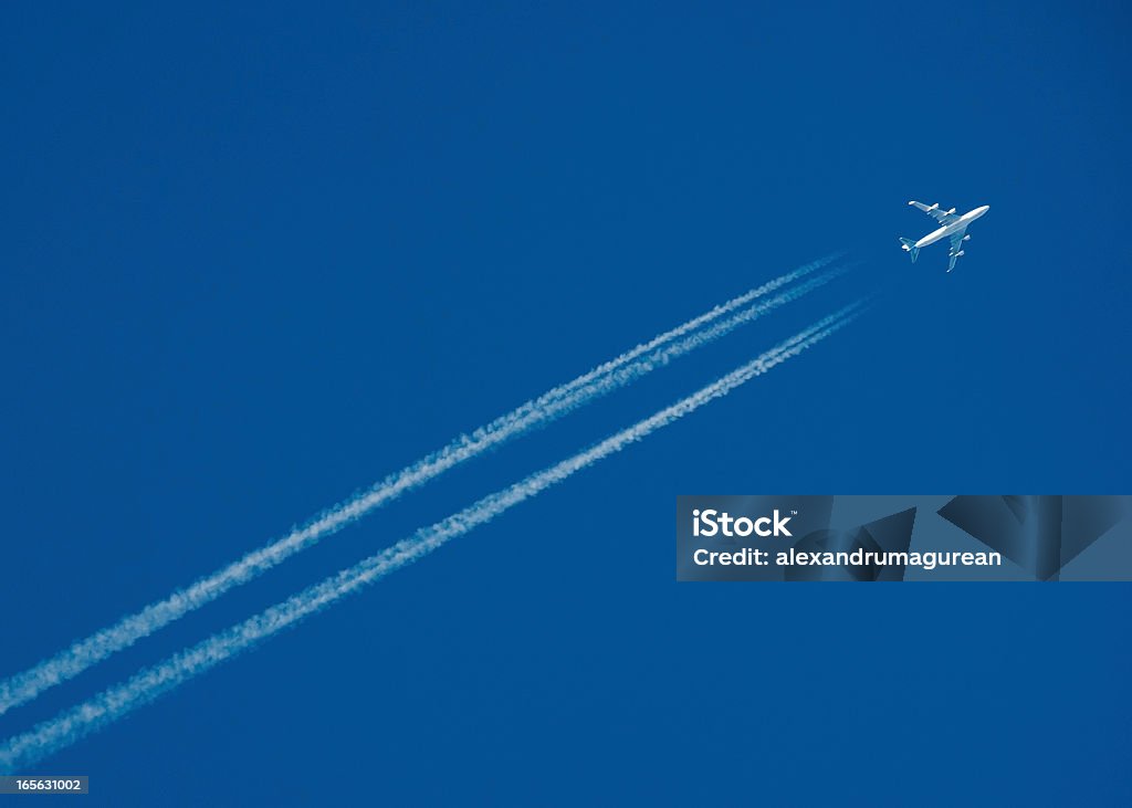 Avión despegando del Contrail - Foto de stock de Avión libre de derechos