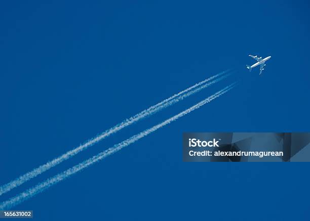 Avión Despegando Del Contrail Foto de stock y más banco de imágenes de Avión - Avión, Azul, Cielo