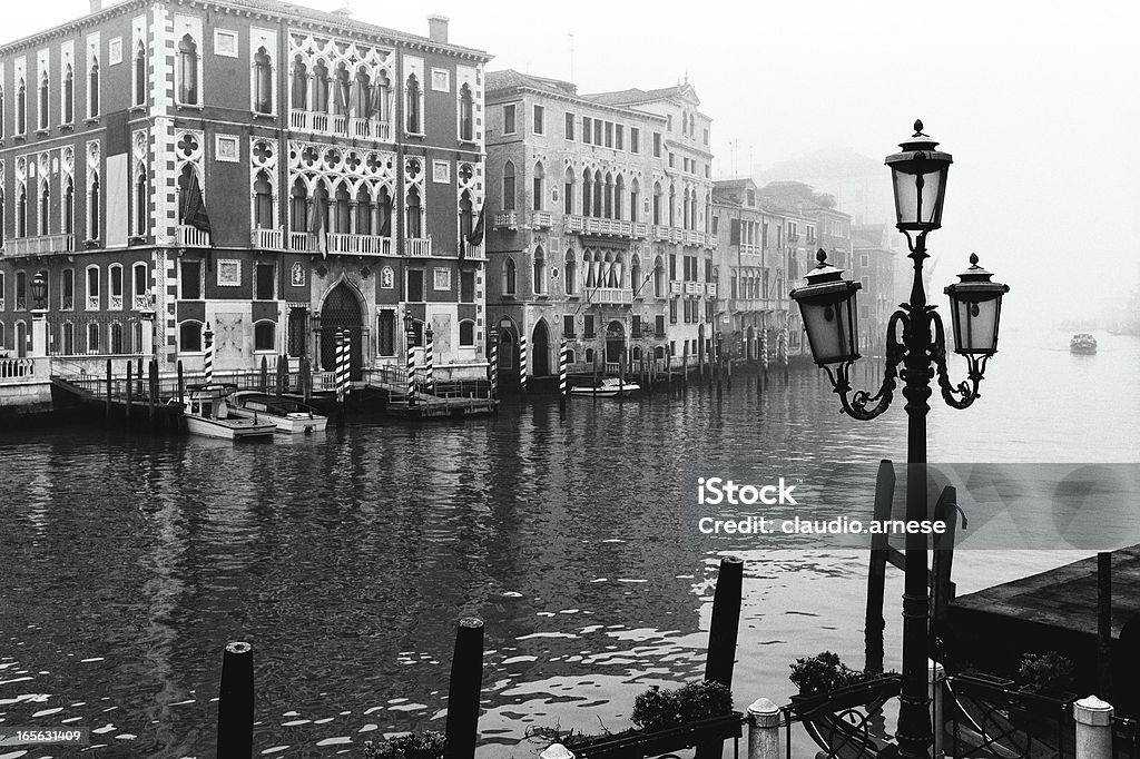 Венеция с туман. Черный и белый - Стоковые фото Антиквариат роялти-фри