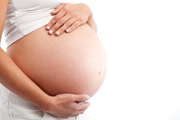 brzuch w ciąży kobieta's - human pregnancy abdomen naked human hand zdjęcia i obrazy z banku zdjęć