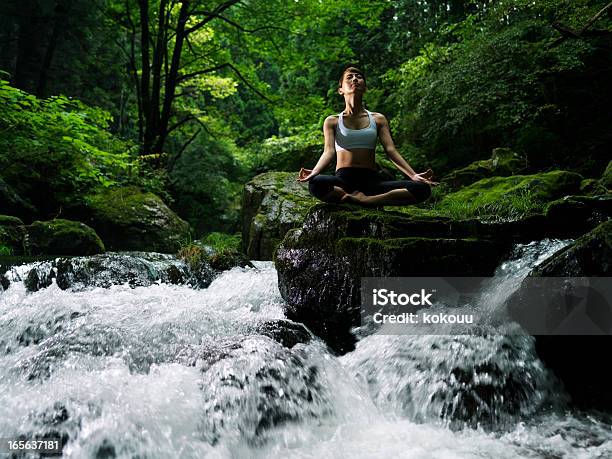 Frau Tun Yoga In Der Natur Stockfoto und mehr Bilder von Wasserfall - Wasserfall, Zen, Wald