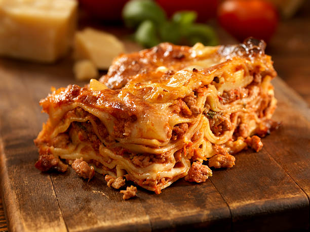 carne italiana autêntica lasanha - portion cheese baguette bread - fotografias e filmes do acervo