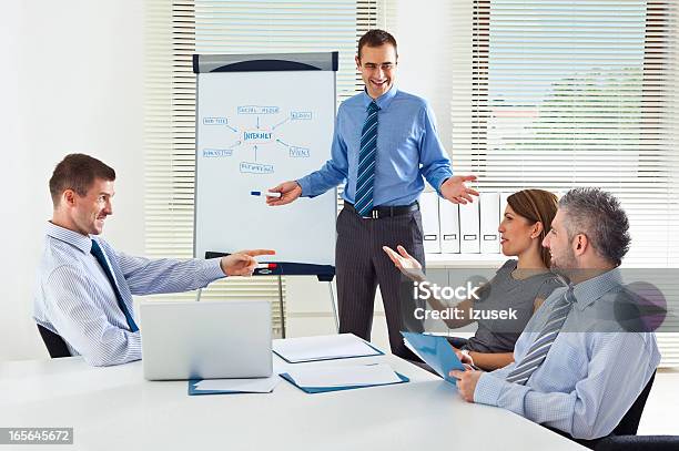 Reunión De Negocios Foto de stock y más banco de imágenes de Hombres - Hombres, Ponencia - Discurso, Sala de reuniones para directivos