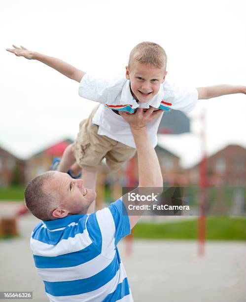 Padre E Hijo Jugando Foto de stock y más banco de imágenes de Padre - Padre, Hijos, Niño