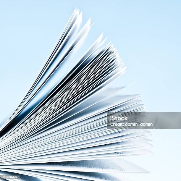 Photo libre de droit de Gros Plan Du Magazine Pages Sur Fond Bleu Clair banque d'images et plus d'images libres de droit de Magazine - Magazine, Journal, Livre