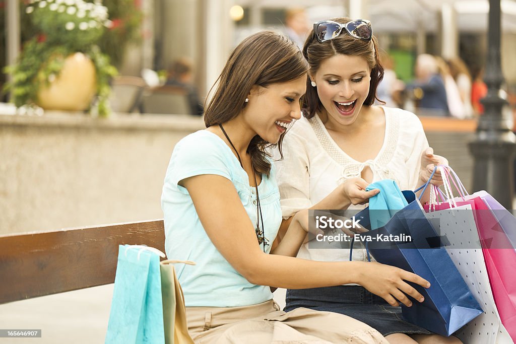 Feliz mujer compras ido - Foto de stock de Ir de compras libre de derechos