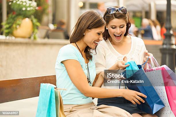 Feliz Mujer Compras Ido Foto de stock y más banco de imágenes de Ir de compras - Ir de compras, Verano, Primavera - Estación