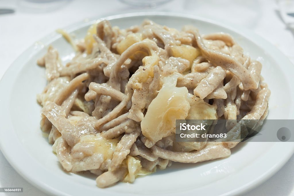 Real Pizzoccheri en un típico restaurante Local, Valtellina, Italia - Foto de stock de Pasta libre de derechos