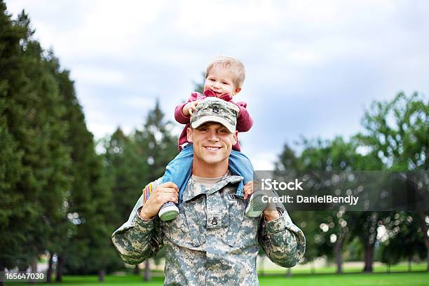 Exército Família Série Soldado Americano Com Filho Real - Fotografias de stock e mais imagens de Tropa