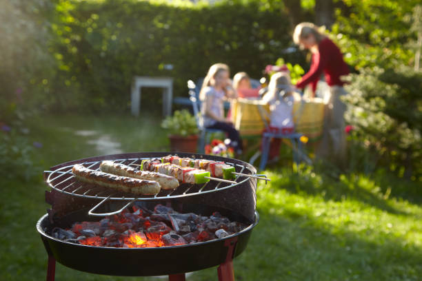 barbecue sur une soirée d'été - barbecue grill focus outdoors horizontal photos et images de collection