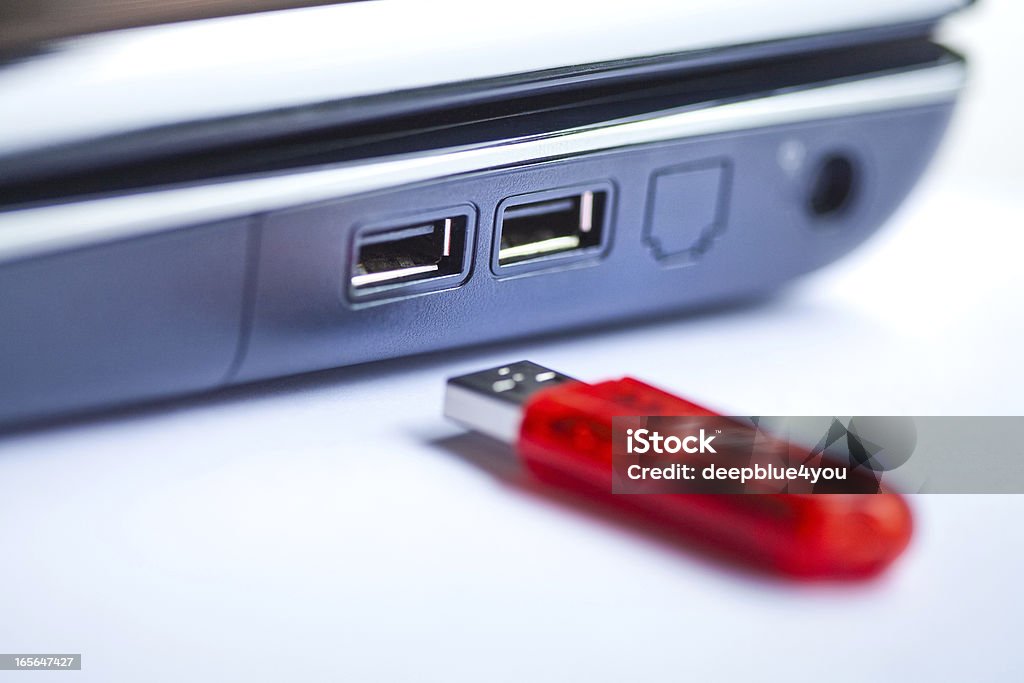 Eine rote USB-stick in einen laptop, Nahaufnahme mit schmalen konzentrieren. - Lizenzfrei USB Stick Stock-Foto