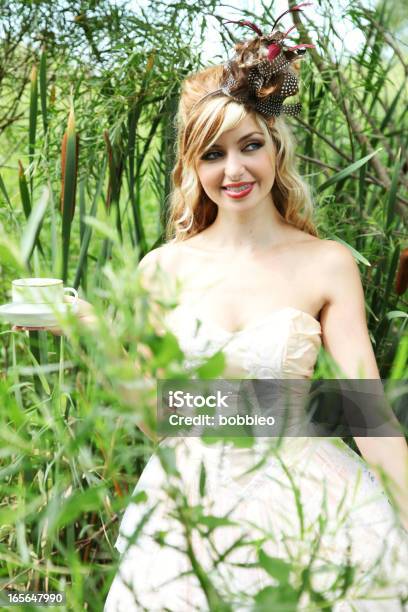 Mujer Con Teacup Al Aire Libre Foto de stock y más banco de imágenes de 20 a 29 años - 20 a 29 años, Adulto, Adulto joven