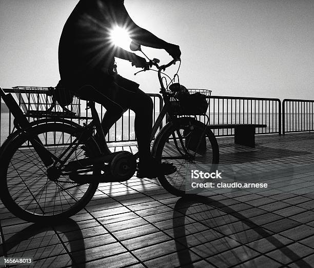 Uomo Con Bicicletta Bianco E Nero - Fotografie stock e altre immagini di Acqua - Acqua, Adulto, Ambientazione esterna