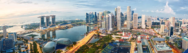 panorama urbano de singapur - downtown core fotografías e imágenes de stock