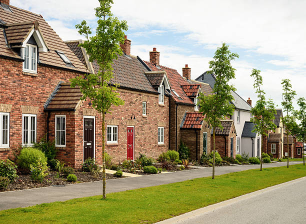 rangée de maisons modernes - row house townhouse house in a row photos et images de collection