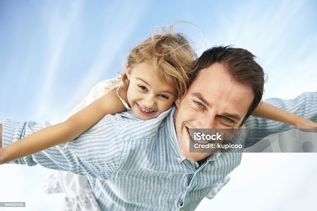 Homem dando levando a filha - Foto de stock de 30 Anos royalty-free