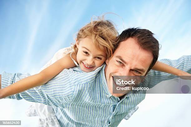 Foto de Homem Dando Levando A Filha e mais fotos de stock de 30 Anos - 30 Anos, Adulto, Adulto maduro