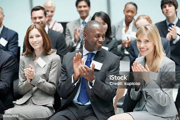 Corporate Menschen Applaudieren Während Seminar Stockfoto und mehr Bilder von Multikulturelle Gruppe - Multikulturelle Gruppe, Afrikanischer Abstammung, Afro-amerikanischer Herkunft