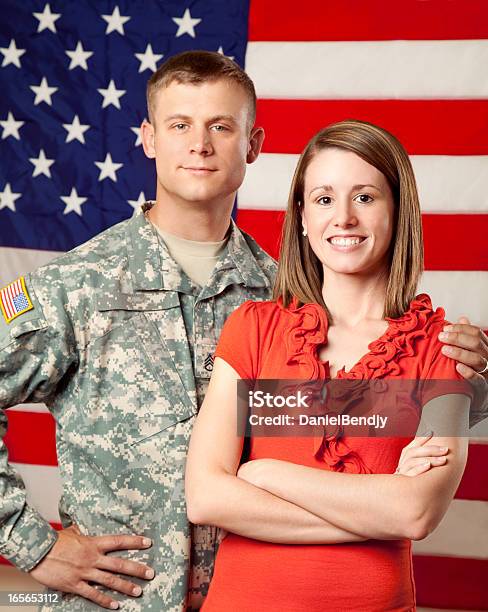 Exército Família Série Soldado Americano Com Mulher Real - Fotografias de stock e mais imagens de Abraçar
