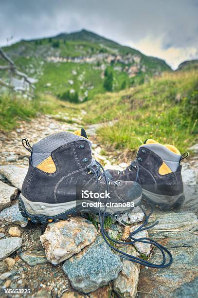 Botas De Excursionismo En Una Ruta A Las Montañas Alpes Foto de stock y más banco de imágenes de Abandonado