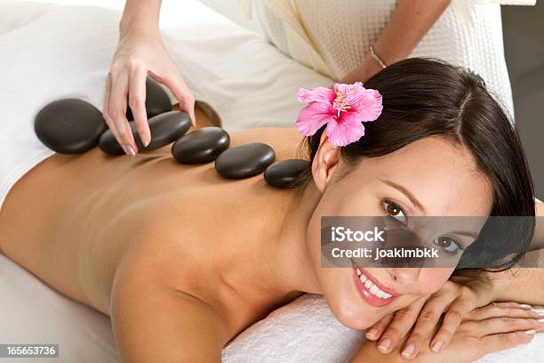 La Stonetherapie Massage In Einem Spa Stockfoto und mehr Bilder von 20-24 Jahre - 20-24 Jahre, Attraktive Frau, Blick in die Kamera