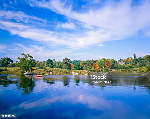 Осень В Новой Англии Пруд С Небольшой Красный Лодке Мэн — стоковые фотографии и другие картинки Пруд