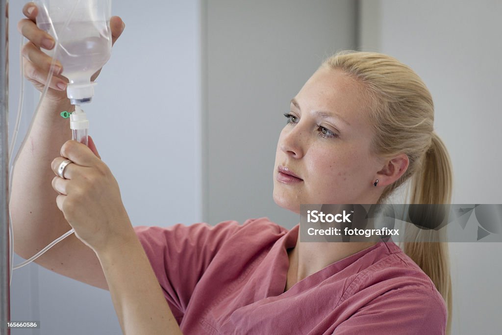 Médico assistente s'está a preparar uma perfusão - Royalty-free Gotejamento Intravenoso Foto de stock