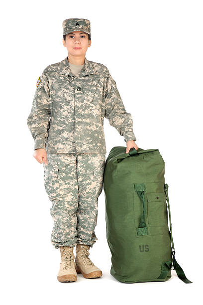 kobieta amerykański żołnierz w kamuflażu armii strój - armed forces full length gym bag veteran zdjęcia i obrazy z banku zdjęć
