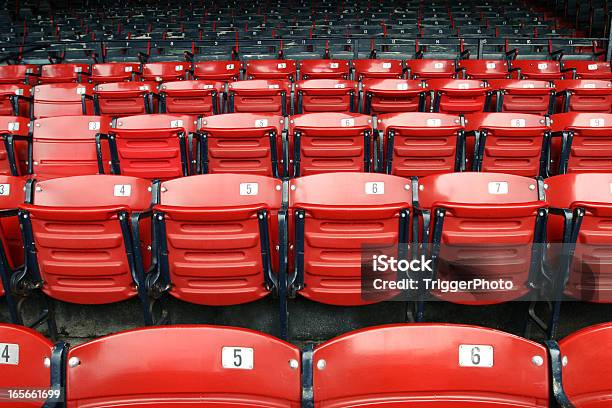 Foto de Vermelhas Meias Assentos e mais fotos de stock de Estádio Fenway Park - Estádio Fenway Park, Arquibancada, Fã