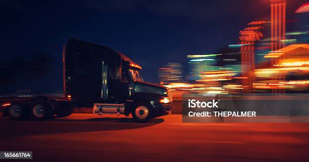 Semitruck Por La Noche Foto de stock y más banco de imágenes de Camión articulado - Camión articulado, Noche, Transporte de mercancía por carretera