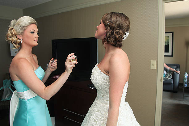 도출함 준비 - perfume wedding bride spraying 뉴스 사진 이미지