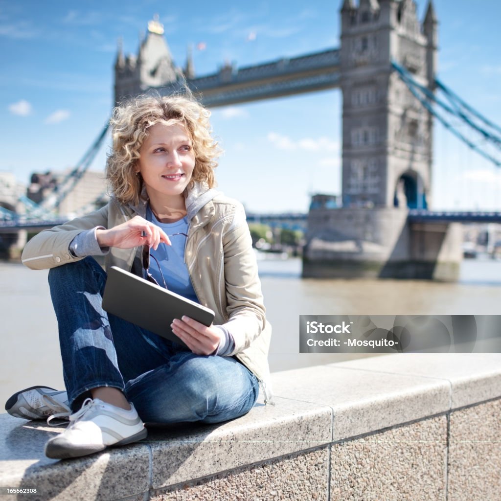 Junge schöne Frau mit Tablet PC im Freien - Lizenzfrei Sonnenlicht Stock-Foto