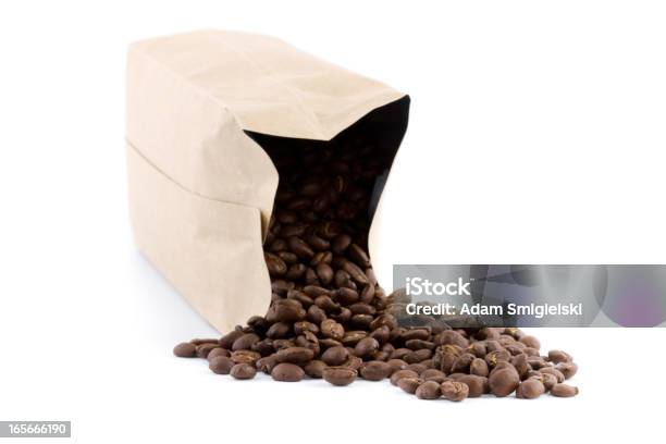 Bolsa Con Granos De Café Foto de stock y más banco de imágenes de Asado - Alimento cocinado - Asado - Alimento cocinado, Blanco - Color, Bolsa - Objeto fabricado