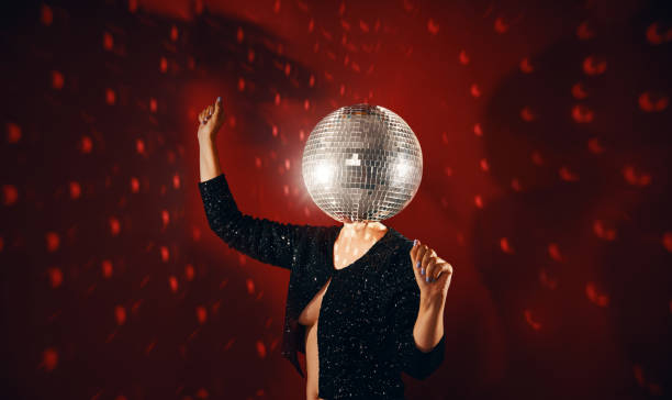 mulher em vestido de lantejoulas com bola de discoteca em vez de cabeça dançando em uma festa - women dancing contemporary red - fotografias e filmes do acervo