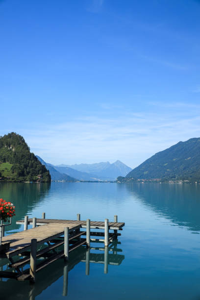 изельтвальд, озеро бриенц в швейцарских альпах - swiss culture european alps house brienz стоковые фото и изображения