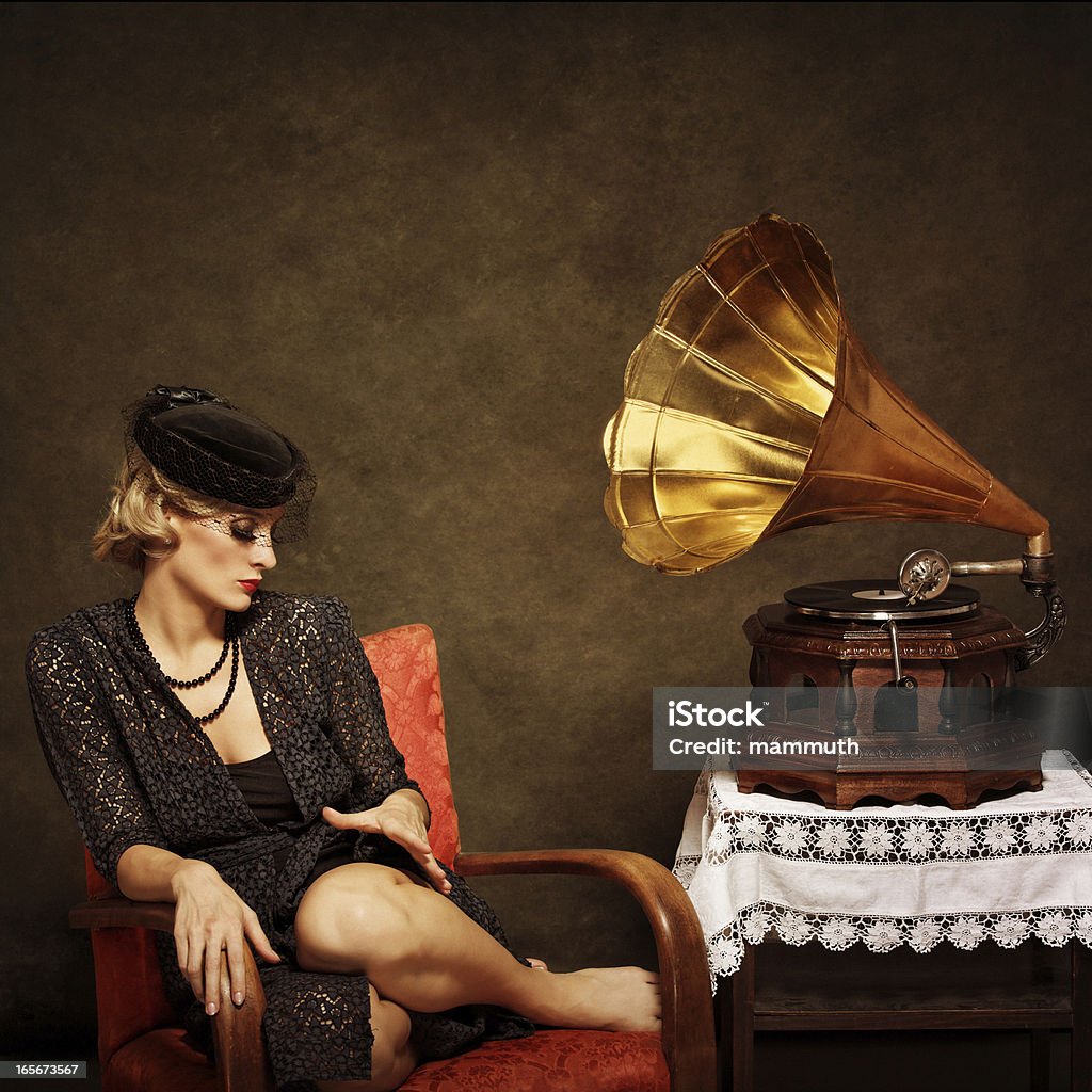 Ретро женщина, слушать музыку на Граммофон - Стоковые фото 1920-1929 роялти-фри