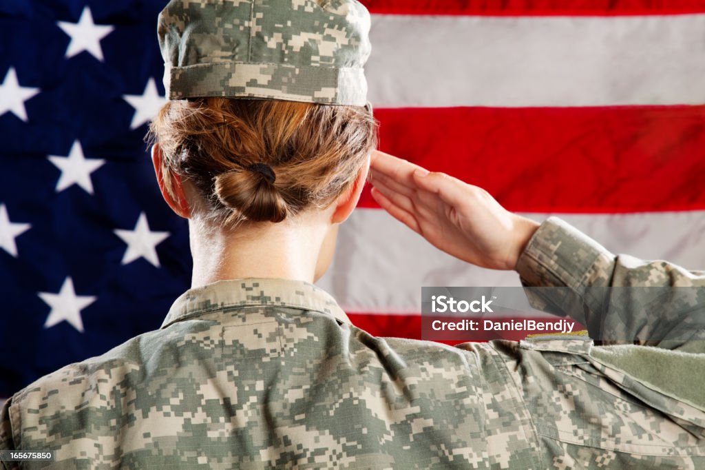 Donna soldato americano serie: Saluto militare - Foto stock royalty-free di Veterano di guerra