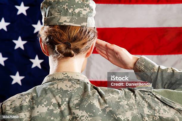 Donna Soldato Americano Serie Saluto Militare - Fotografie stock e altre immagini di Veterano di guerra - Veterano di guerra, Forze armate, Esercito