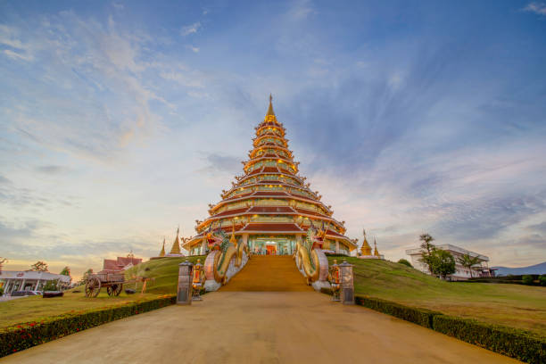 le wat huay pla kang, grand bouddha blanc et dragons à chiang rai, province de chiang mai, - great dagon pagoda photos et images de collection