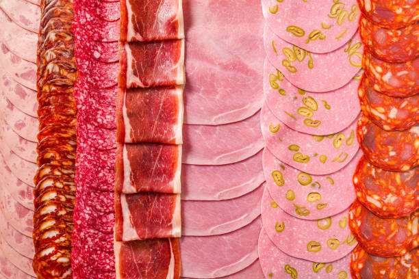 salumi di carne a fette di fila, peperoni, tritati, prosciutto, prosciutto e chorizo - delicatessen meat cold cuts chopped foto e immagini stock