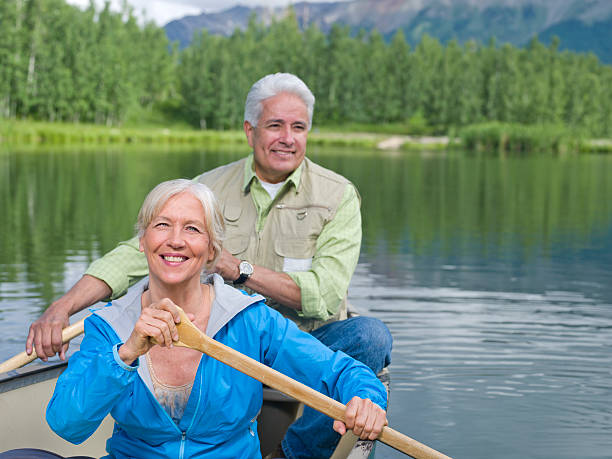 pensione coppia - men sitting canoe canoeing foto e immagini stock