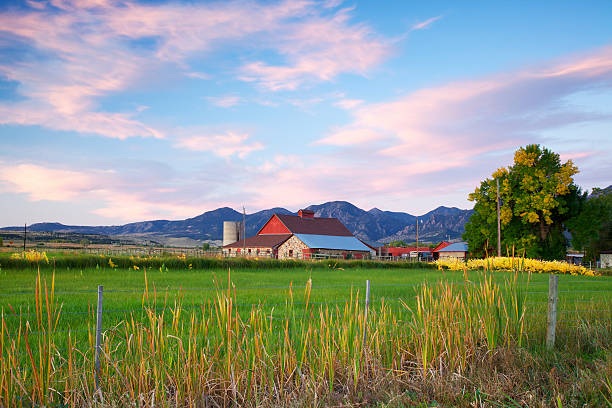 celeiro vermelho ao nascer do sol - flatirons colorado boulder mountain range - fotografias e filmes do acervo