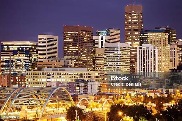 Denver Skyline De Noite - Fotografias de stock e mais imagens de Denver - Denver, Horizonte Urbano, Noite